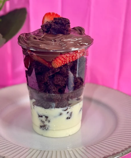 Sobremesa Da Lari com brownie, morango e creme